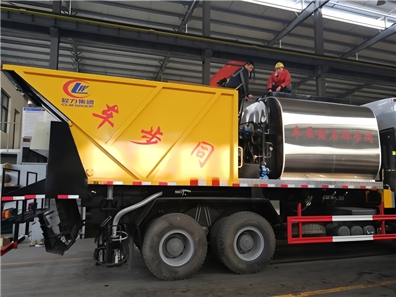 Synchronous gravel sealing truck